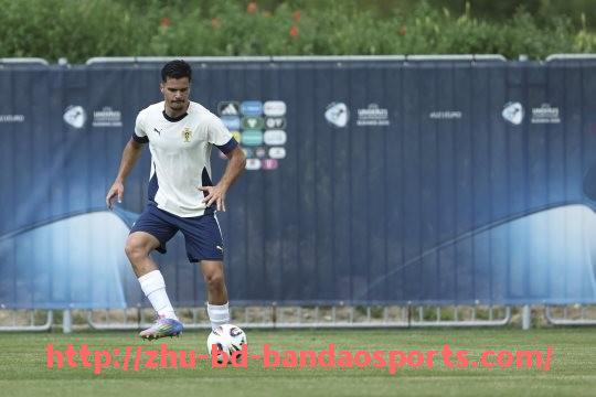 半岛体育-世俱杯各参赛球队教练风采展示：战术理念与管理风格